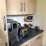 Charming 1-Bed Apartment Vibrant London Location
